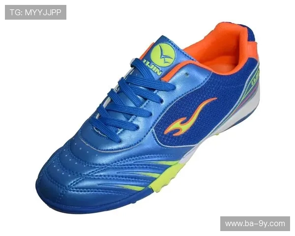 专为快速突破设计的足球鞋助力快攻进攻提升速度与灵活性